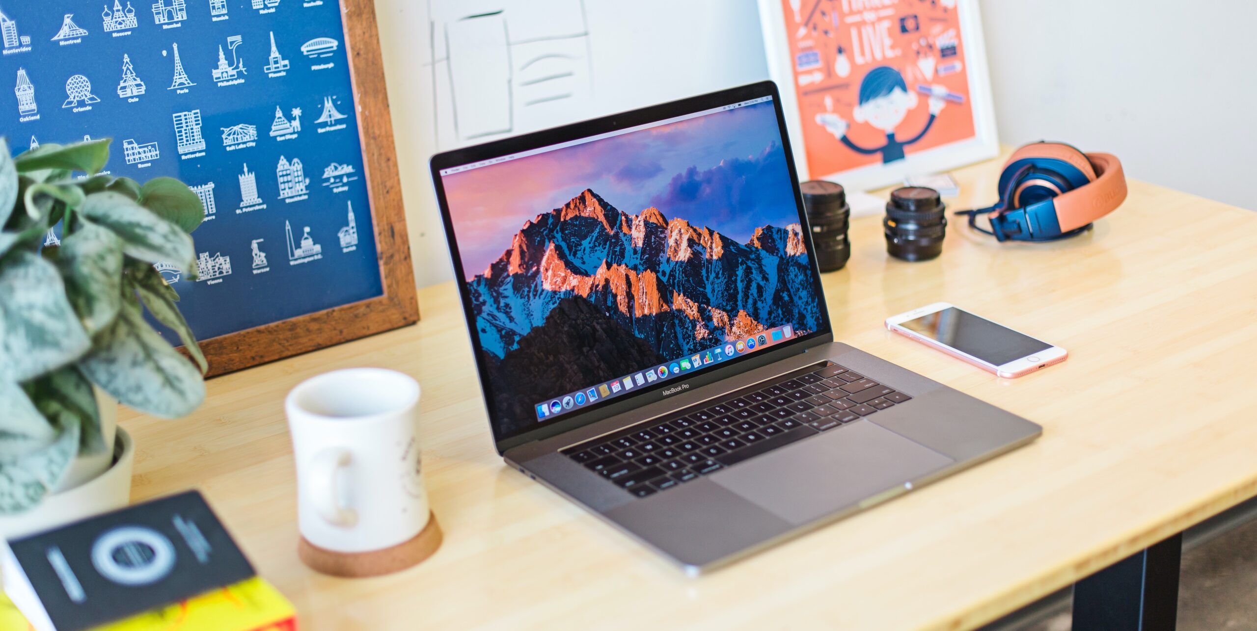 Header Product Designer.